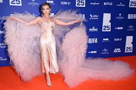 florence pugh turns the red carpet into