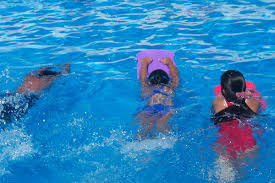 Los jugadores están nadando dispersos por el mar, o andando por ahí. 10 Juegos En La Piscina Para Ninos Muy Divertidos