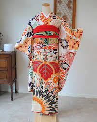 スタッフおすすめ 特選アンティーク振袖 こちらは 2020年 2021年成人式の振袖レンタルが可能です 2019年8月9日時点 格調高い菊と桐がアールヌーボーの表情で個性豊かに描かれています 太陽のようにも見えるエネルギッシュな意匠が kimono top