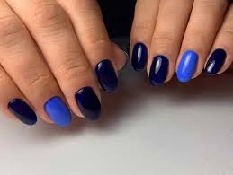 Si te encantan los colores oscuros en las uñas y eres una asidua del negro, entonces tienes que probar el azul noche o azul petróleo, este color es el triunfador para la nueva temporada. 2