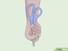 How to Hold Scissors: 7 Steps (with Pictures) - wikiHow