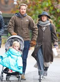 Drew barrymore is canceled for me after her garbage comments about #metoo , but i wanted to talk leave it to drew to generalize her own situation to everyone else. Drew Barrymore And Ex Husband Take Daughter Frankie To See Macy S Thanksgiving Day Parade Balloons Daily Mail Online