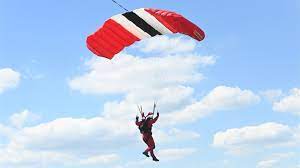 Parachute opent niet, maar deze Britse parachutist overleeft na val op huis  | RTL Nieuws
