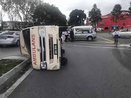 Struk struktur tur dan klasi klasifi fik kasi jalan jalan rel 3. Terkini Ambulan Membawa Wanita Mahu Beranak Terbalik Berlanggar Dengan Kereta Di Jalan Keretapi Kamek Miak Sarawak Sarawak News