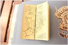 Mit zitternder hand drehte harry den brief um und sah ein purpurnes siegel aus wachs, auf das ein wappenschild eingeprägt war: Harry Potter Freundebuch Undiversell