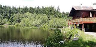 chalet au bord d un lac dans les vosges