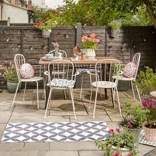 to clean and re garden furniture