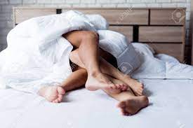 ベッドの上でセックスをしている情熱的な若いアジアのカップルのクローズアップ。彼らはセックスにうんざりしている。の写真素材・画像素材 Image  99471683