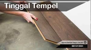 Lantai kayu sering dianggap sebagai lantai yang secara fisik menggunakan kayu, meskipun pada kenyataannya dibuat dari berbagai bahan sintetis yang lebih baik dari kayu. Lantai Kayu Tempel Mudah Di Pasang Toko Lantai Kayu