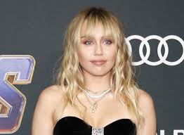 Watch miley cyrus bring joan jett and billy idol onstage miley cyrus put on an iconic performance at tiktok tailgate before the big game. Miley Cyrus Auftritt Beim Super Bowl 2021 Starzip