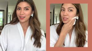 nicole cordoves removes her makeup