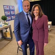 Kamala harris made her campaign debut as joe biden's vice presidential pick on wednesday, she posed for pictures with her husband, douglas emhoff, who would also make history if the ticket is elected in november. Doug Emhoff Kamala Harris Husband Wiki Bio Age Height Weight Wife Net Worth Family Facts Starsgab