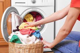 Giặt quần áo trẻ sơ sinh bằng máy giặt sẽ khiến trẻ mắc bệnh, vậy đâu mới  là cách làm đúng
