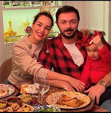 Eşi selim selimoğlu ve kızı zeynep'le çektirdiği fotoğrafı instagram'dan paylaşan şarkıcı, 3.5 aylık hamile olduğunu açıkladı. 9eirregb1vtlym