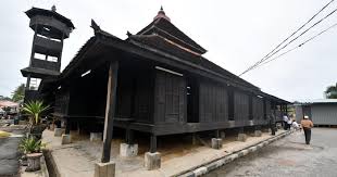 Masjid ini asalnya terletak di kampung laut di tumpat, kelantan. Masjid 400 Tahun Akan Dipindah Ke Lokasi Asal