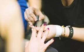cách khích lệ thợ nail gắn bó lâu dài
