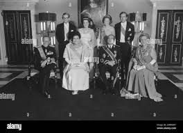 State photo visit President Tito in Palace Dam, Amsterdam; front of Prins  Bernhard, Mrs. Broz, Tito, Queen Juliana, behind v.l.n.r. Date: 20 October  1970 Location: Amsterdam, Noord-Holland Keywords: queens, presidents, state  visits