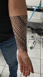 Tatouage manchette Maori | Vidéo d'un tatouage d'inspiration polynésienne  sur l'avant-bras. Si vous aimez les tattoos Maoris, n'hésitez pas à nous  laisser un petit commentaire ou... | By Needle Kingdom | Facebook