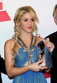 Black stand wig holders best price two pack. Shakira S Hair Has Us Flabbergasted Sheknows