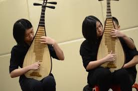 Pada umumnya kebanyak alat musik ini dimainkan pada kaum wanita, para pemain biasa menyebutnya dengan nama violinist. Alat Muzik Tradisional Cina Alat Muzik Bertali