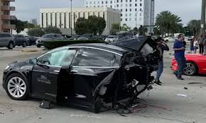 Read the full tg review inside. Tesla Model X Is Cut In Half And Debris Scattered Across A Us Highway Daily Mail Online
