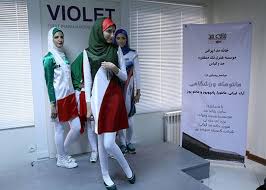 Image result for ‫دختر بی حجاب با پرچم ایران‬‎
