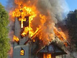 Resultado de imagen para chile mapuches queman iglesias