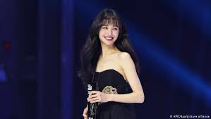 The chinese government fined actress zheng shuang us$46.1 million for tax evasion, saying she used a 'yin and yang' contract to hide her actual salary for a television show in 2019. Skandal Um Filmstar Zheng Zhuang Asien Dw 25 01 2021