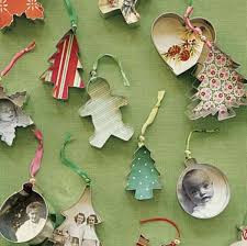 Hanya berbekal dari barang bekas, kamu bisa membuat 10 dekorasi natal berikut ini di rumahmu. 8 Ragam Hiasan Natal Yang Bisa Dengan Mudah Kamu Bikin Sendiri Di Rumah