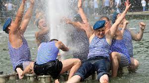 Вообще «купание в фонтанах» превратилось, в своего рода, «бренд дня вдв». V Saratove Na Den Vdv Prekratyat Rabotu Vse Fontany