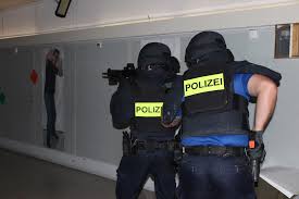 Die liste der dienstwaffen der schweizer polizei gibt einen überblick über die regulären dienstwaffen der polizeieinheiten bei der schweizer polizei (ohne militärpolizei). Polizeiberuf Kanton Zug