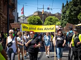 Helft uns aus dem Dreck“ - Ahrtal-Flutopfer-Demo in Mainz