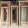 Kayu jati adalah kayu berkualitas untuk beragam furniture, seperti kursi taman. 1
