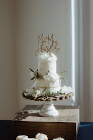 decorate wedding cakes with flowers