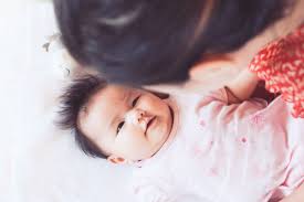 Anda dapat menggendong bayi dengan cara menyangga di tengkuk dan bokong. Jangan Abai Sendawakan Bayi Walau Pun Susah Dan Ambil Masa Lama Ketahui 4 Teknik Berkesan Pa Ma