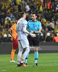 Referee Atilla Karaoglan and Goalkeeper Fernando Muslera of... News Photo -  Getty Images