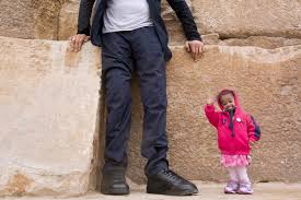 The fourth tallest woman in the world, zainab bibi is from pakistan who moved to britain because her family was annoyed with her tall height. Photos Of The World S Tallest Man With The World S Shortest Woman