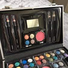 the color insute makeup vanity box