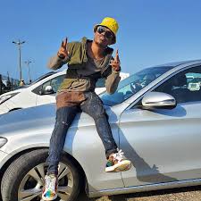 Mhlongo has owned a black range rover sport which is a common feature in his pictures. Somizi Receives Tattoo As Birthday Gift From Vusi Nova Zambianews365 Com