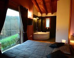 Equipada con sabanas y toallas, menaje de cocina y un patio privado con piscina y barbacoa. Hoteles Rurales Con Jacuzzi Privado En La Habitacion En Navarra