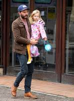 Her şartta ve koşulda yakışıklı olabilen başarılı i̇ngiliz aktör: Glospics Jamie Dornan Spotted On Shopping Trip With Daughter Dulcie Cirencester England