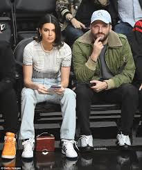 A bevy of celebrities were photographed sitting courtside at the los angeles arena, watching the lakers play the boston celtics in the first game of the nba finals. Kendall Jenner Watches Boyfriend Blake Griffin Take On Boston Celtics Kendall Jenner Kendall Kardashion Style