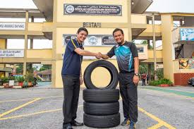 Awal penubuhannya menyaksikan hanya 23 orang guru yang bertugas. Goodyear Donates Tyres To Sekolah Kebangsaan Seksyen 20 Shah Alam Goodyear