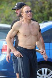 Ten starszy pan to Jean-Claude Van Damme. Co trzyma w ustach?