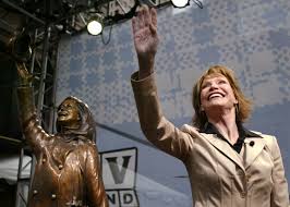 If you are looking for mary tyler moore statue travel information, expedia has you covered. Mary Tyler Moore Statue Returns To Nicollet Mall Wcco Cbs Minnesota