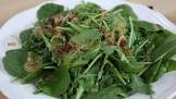 arugula and spinach salad with caramelized shallots