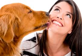 Resultado de imagen para imagenes de personas que sus perros les dan besos