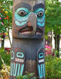 El totem se erige ante el sinnúmero de habitantes de esta ciudad y extiende su sonido para desmerece. Seattle To Review Totem Poles For Cultural Sensitivity Heraldnet Com