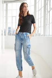 Jeans cargo: cuáles son las tendencias para llevarlos en 2020 | Vogue