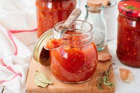réalisez des bocaux de sauce tomate maison